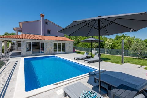 Top Airbnb: Charming holiday pool oasis near the sea in Kapelica