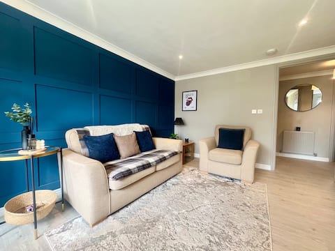 Top Airbnb: West Edinburgh - Bright, Stylish 2BD with Parking in Drum Brae & Gyle