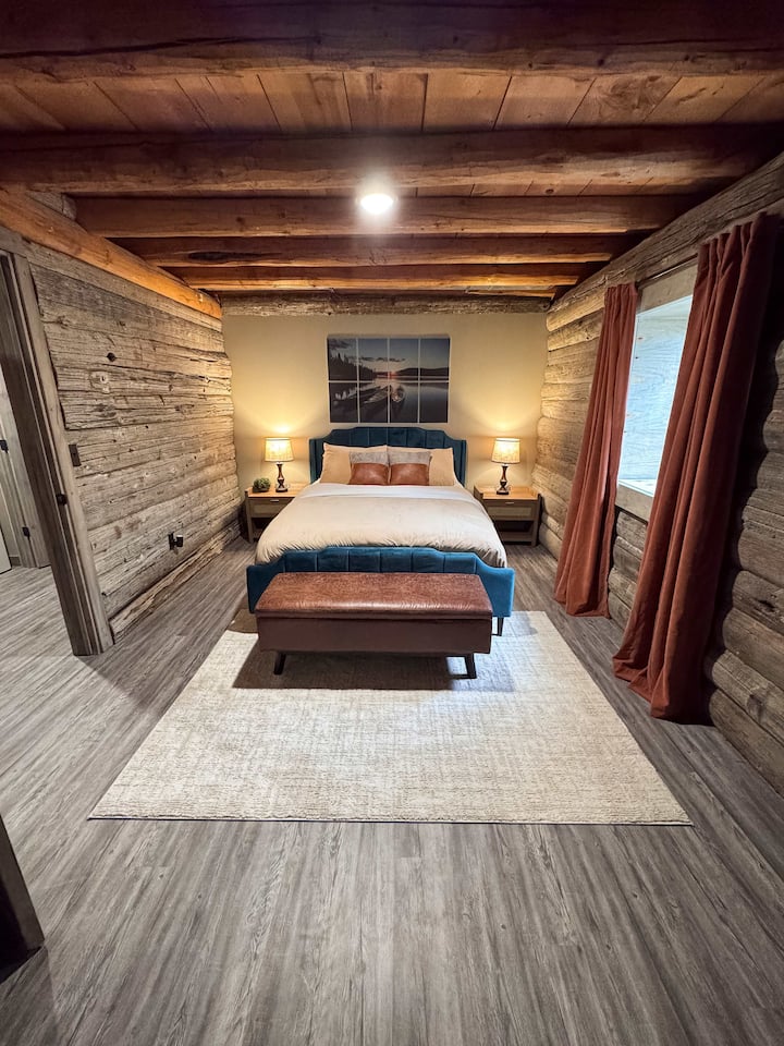 Lit Queen Size avec grand dressing qui contient un futon.