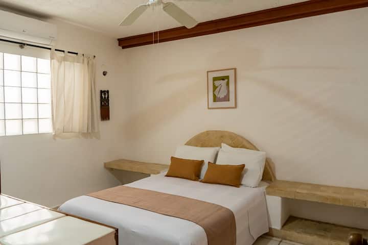 Dhomë gjumi me krevat dopio "queen", ventilator tavani dhe ajër të kondicionuar