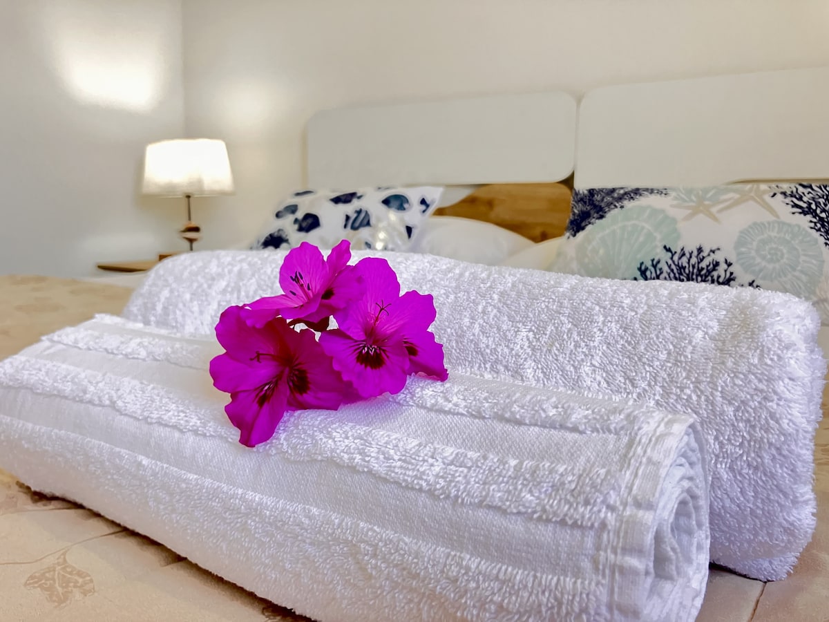 海景卧室，配备2张单人床（如果您愿意，我们可以将其拼在一起）、空调和大衣柜