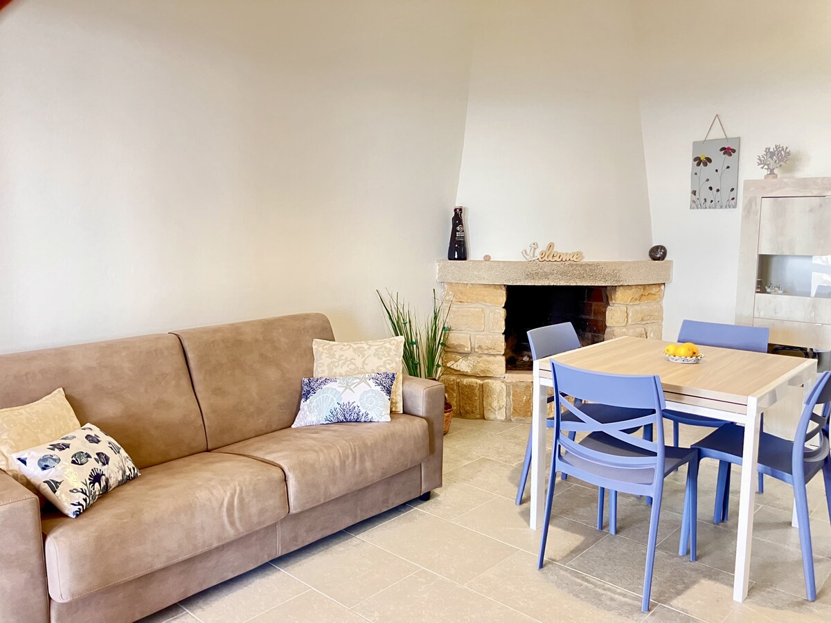 客厅设有双人沙发床、空调、智能电视、用餐区和壁炉