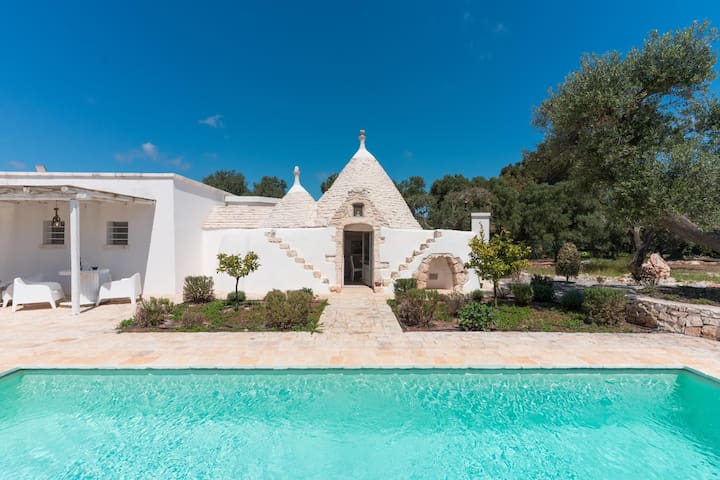 Trullo Eugheneìa authentic retreat among old trees