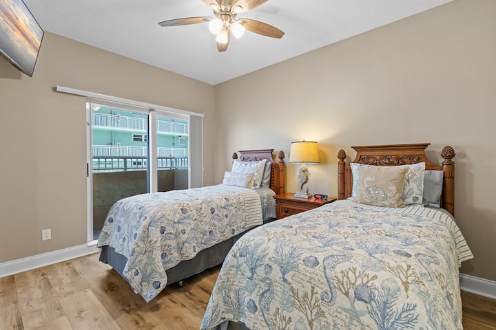 Spavaća soba s dva odvojena kreveta i balkonom