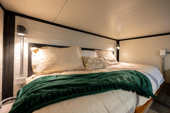 מתכרבלים מתחת לתקרה חמה עם אורות רכים, כריות רכות ושמיכה שמתחננת לסרט נוסף... או לנמנם. זהו מקום המפלט שלכם מעל הכל.