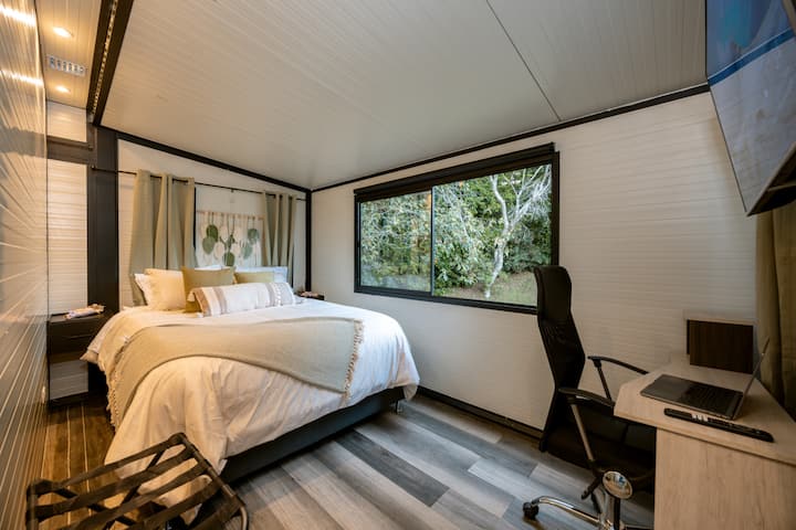 נוח, שליו ועטוף בנופים ירוקים. המיטה הזו לא רק נוחה — היא המושב שלכם בשורה הראשונה ליער. קפה בבוקר טועם אחרת כשמתעוררים ככה.