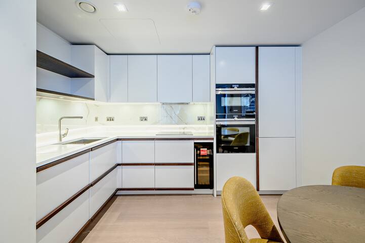 Contemporary Marylebone with Pool and Gym AC gallery image 3