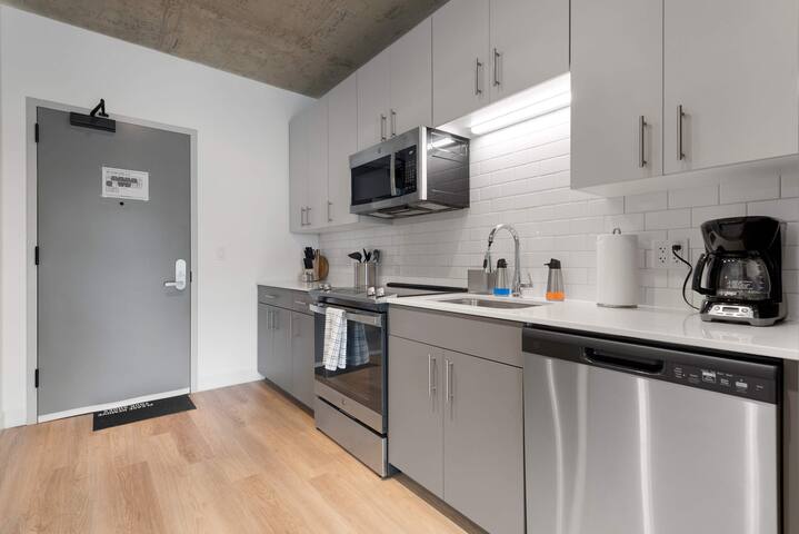 Modern 4BR: Free Pkg, Near Train & Dining gallery image 3