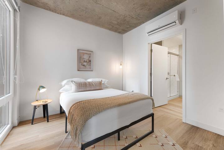 Modern 4BR: Free Pkg, Near Train & Dining gallery image 2