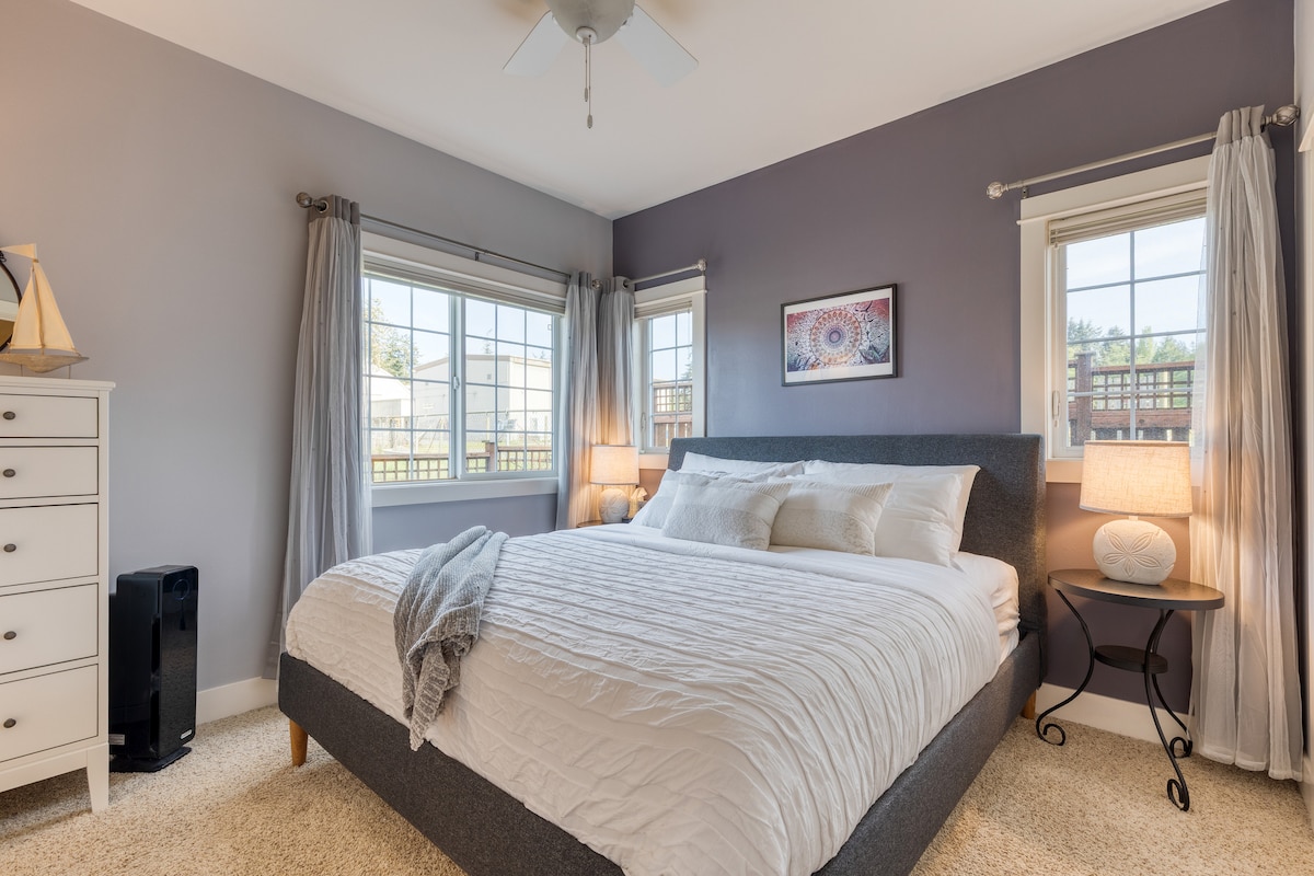 主卧设有一张2米宽双人床和一间套房浴室。