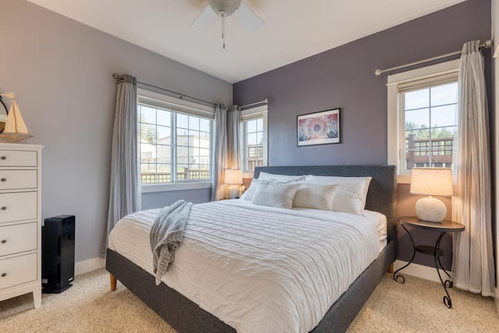 Coastal Getaway W/ Fireplace, Yard | Mins To Water - Langley, WA