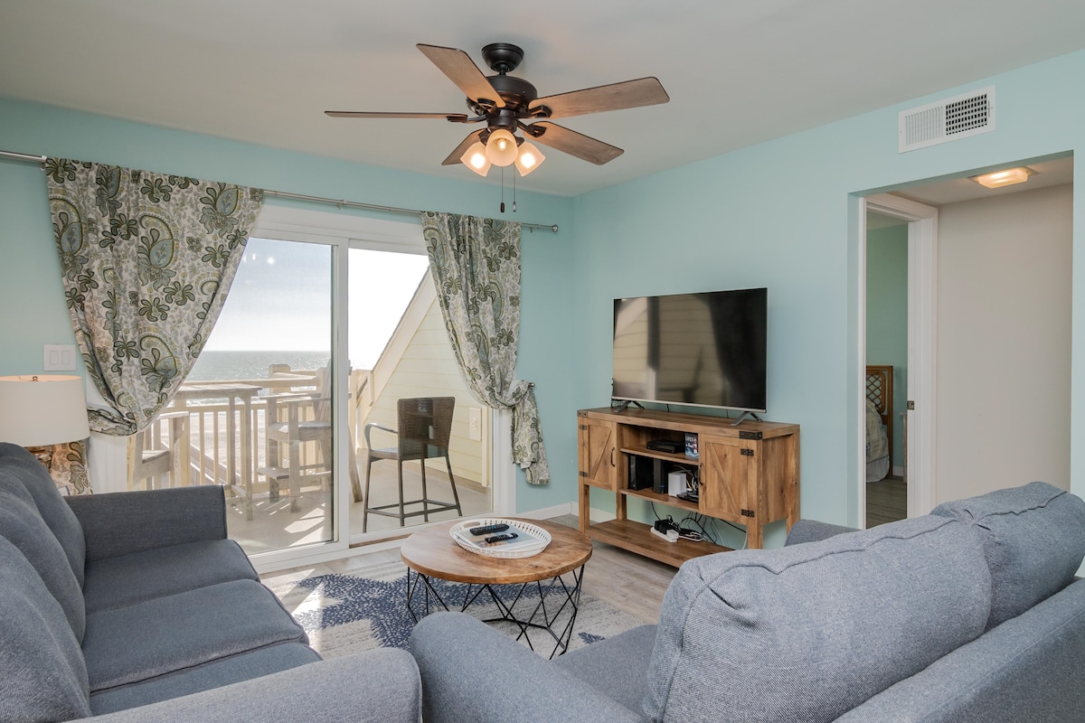 The Breeze: Community Pool, Private Balcony,