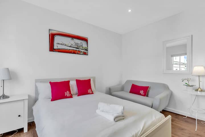 El dormitorio principal cuenta con una cama tamaño king y una decoración de temática costera.