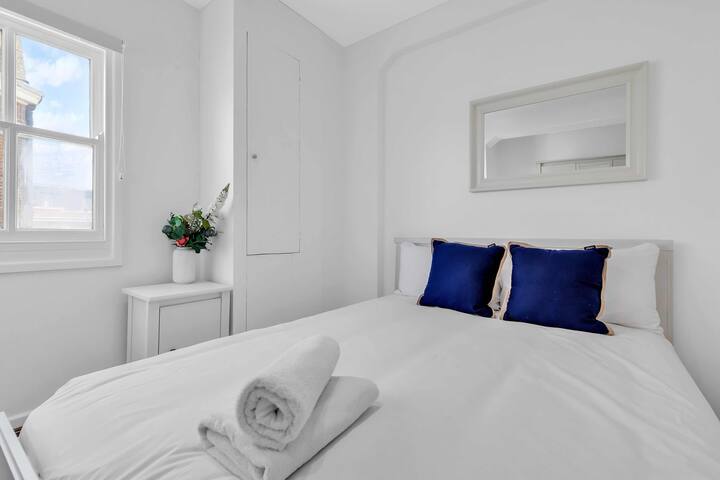 Segundo dormitorio con camas individuales y ambiente luminoso y espacioso