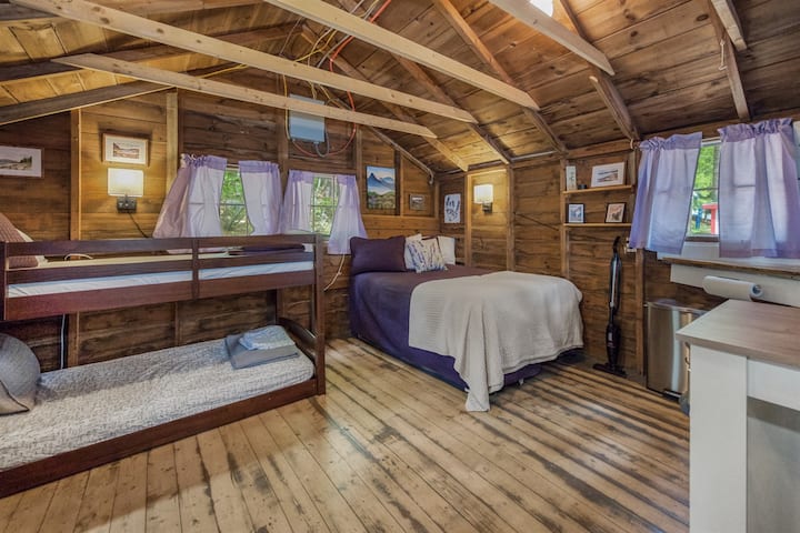 Tempat tidur queen dan tempat tidur susun twin