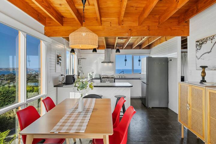 “Oceanview Retreat” – 20kms from CBD – Sleeps 8. gallery image 4