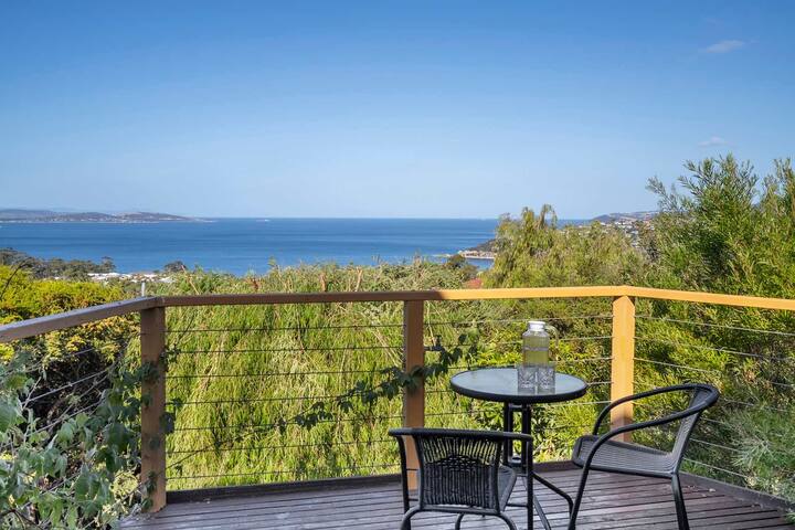 “Oceanview Retreat” – 20kms from CBD – Sleeps 8. gallery image 2