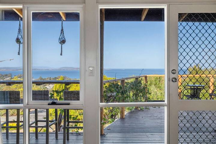 “Oceanview Retreat” – 20kms from CBD – Sleeps 8. gallery image 5