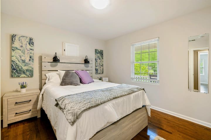 Mattine luminose, notti riposanti – Un rifugio accogliente pieno di luce, consistenza e la giusta quantità di fascino.