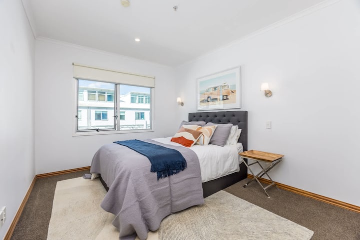 楼下卧室。2号。 穿过衣柜即可进入卫生间。