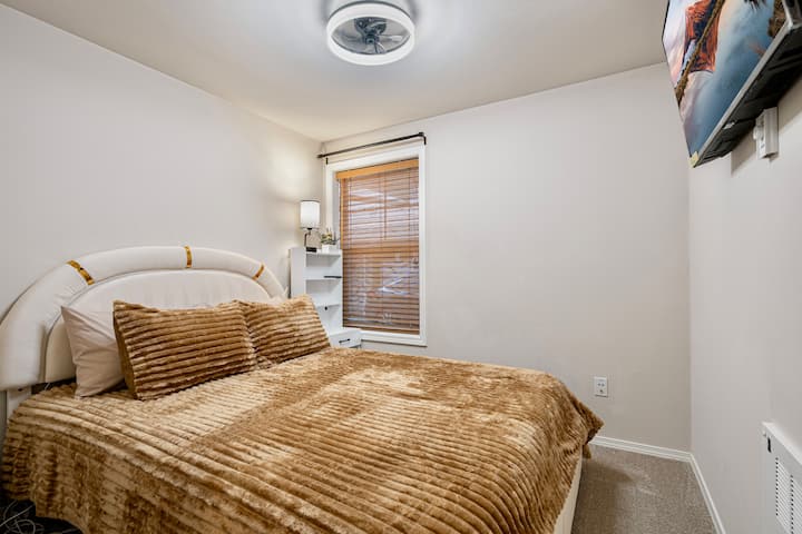 3rd bedroom with smart TV