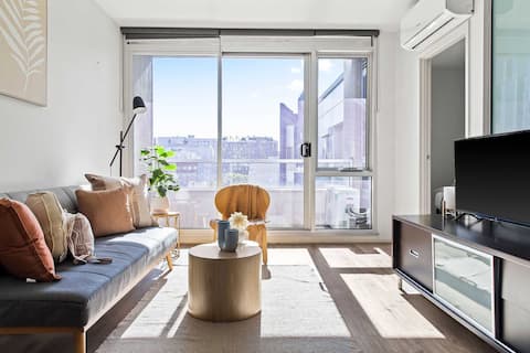 Stylish 2BR Apt Steps from Vic Market with Parking