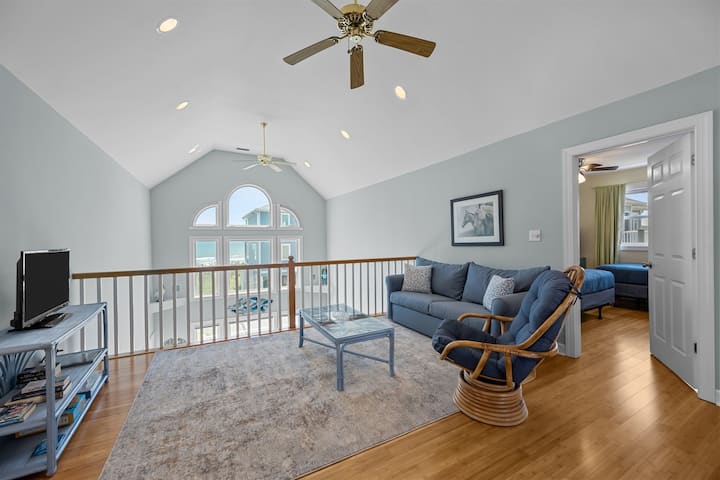 Priestranný podkrovný priestor s útulnou sekčnou pohovkou