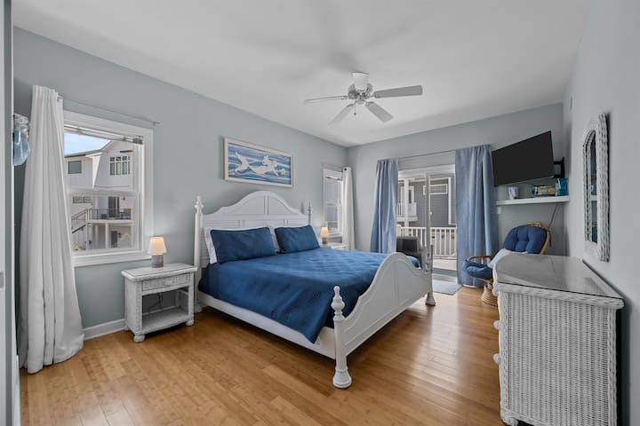 Hlavná spálňa na 1. poschodí s výhľadom, ideálna na oddych