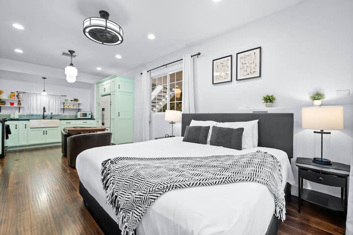 Geniet van de perfecte mix van stijl en comfort in deze ruime suite met een designkitchenette en een pluche kingsize bed.