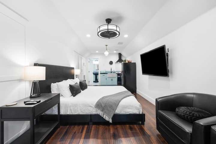 Ontspan en laad op in deze moderne studiosuite, compleet met pluche beddengoed en een smart-tv.