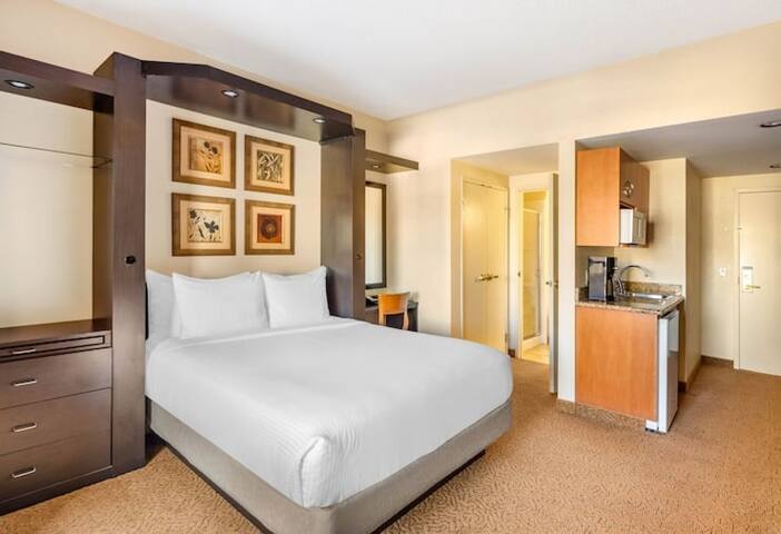 Polo Towers 2bedroom on the strip gallery image 3