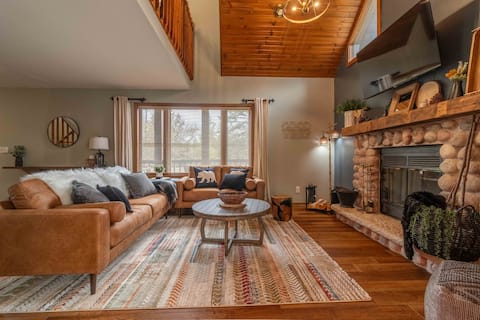 Brown Bear Cabin - 3BR w/ Hot Tub and Lake Access
