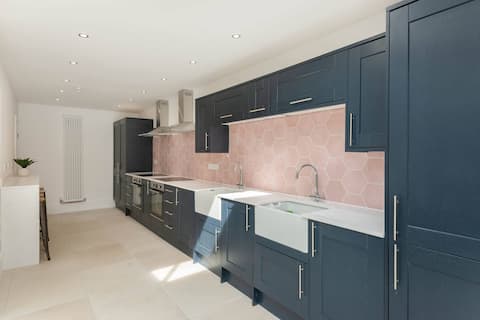 Spacious House, Private Parking & Garden