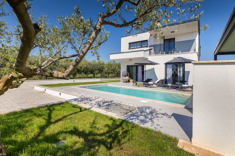 Top Airbnb: Villa Parenzana by Villsy in Mihatovići