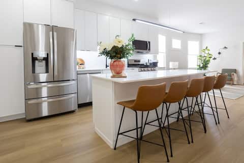 Bright 3BR Home, Sleeps 7, Near NYC + Parking