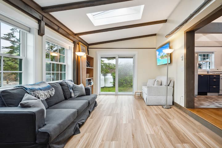Pet Friendly Plum Island Walk To Beach W/ Deck - Newburyport, MA