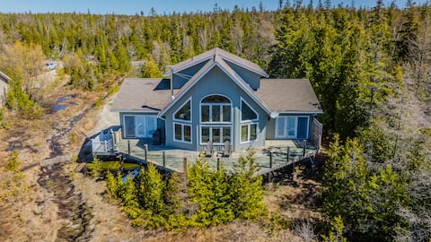 Driftwood: Luxe Lakefront Retreat - Tobermory