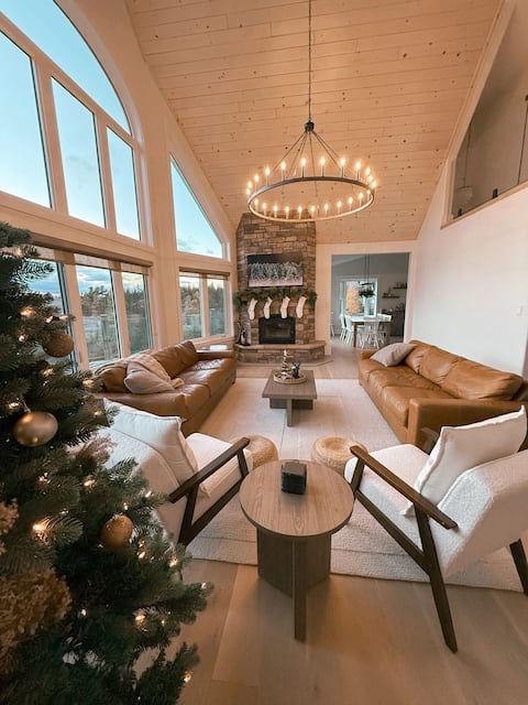 Driftwood: Luxe Lakefront Retreat - Tobermory