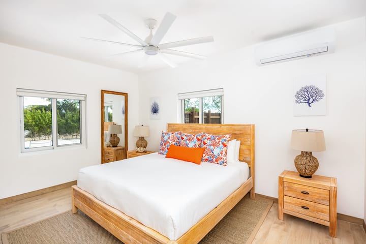 חדר שינה מפואר לשינה נינוחה בלילה.