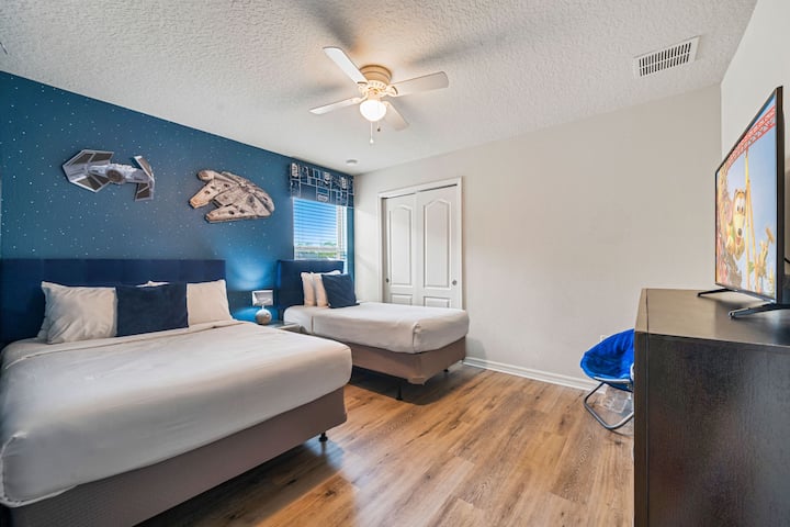 Dhoma e gjumit 4 me një krevat dopio dhe një krevat tek dhomë tematike Star Wars