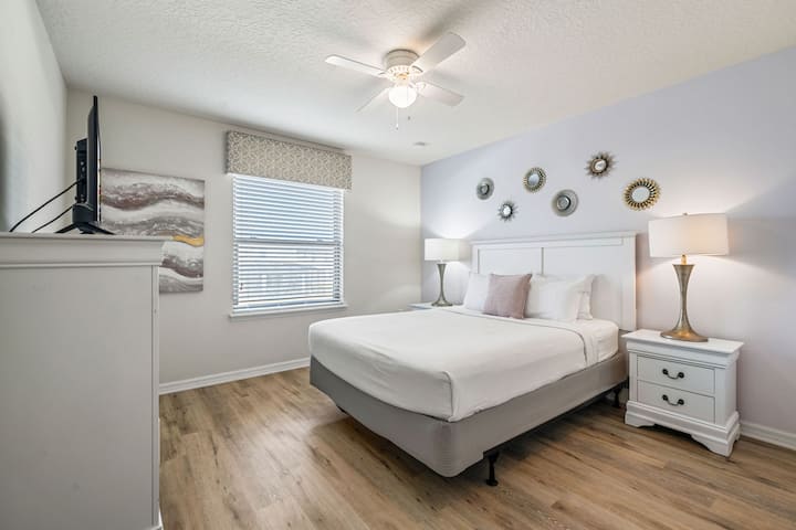 Dhoma e gjumit 5 me një krevat dopio "queen" dhe