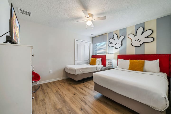 Dhoma e gjumit 3 me një krevat dopio dhe një krevat tek dhomë tematike Mickey Mouse