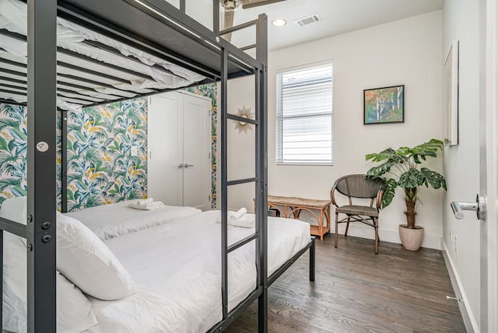 Unidad 2: tercer dormitorio con 1 cama individual sobre 2 camas individuales (estilo litera) y baño en suite jack-n-jill. Comunicación con el tercer dormitorio.