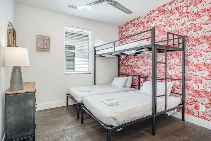 Unidad 2: segundo dormitorio con 1 cama individual sobre 2 camas individuales (estilo litera) y baño en suite jack-n-jill. Comunicación con el tercer dormitorio.