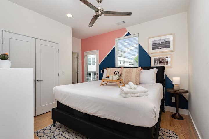 Unidad 1: dormitorio principal con cama tamaño king, cómoda, baño privado y balcón privado.