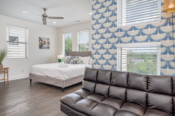 Unidad 2: Dormitorio principal con áreas de estar con cama tamaño king y baño privado