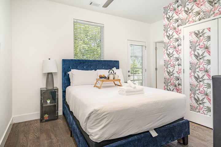 Unidad 2: cuarto dormitorio con cama tamaño queen, acceso privado al balcón, vestidor y baño privado.