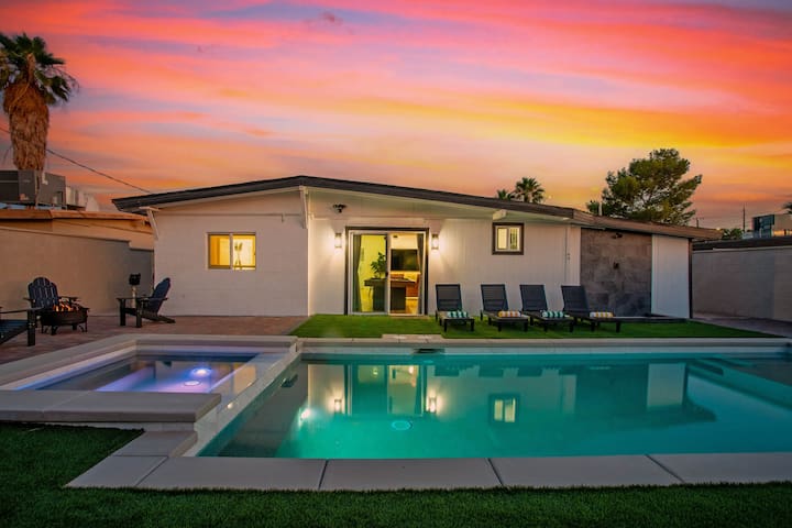 Ultimate 8BR Retreat in NLV w/Pool &PoolTable Fun!