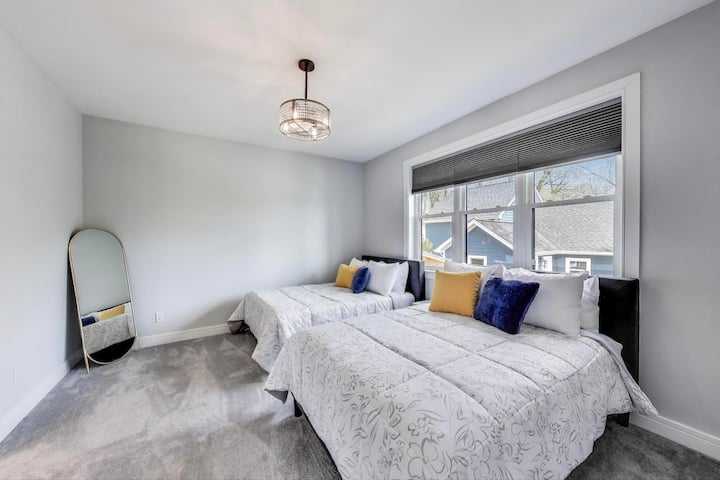 Спална соба со 2 полни кревета