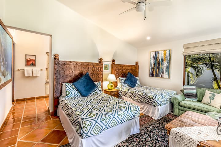 ห้องนอนพร้อมเตียง 2 เตียง